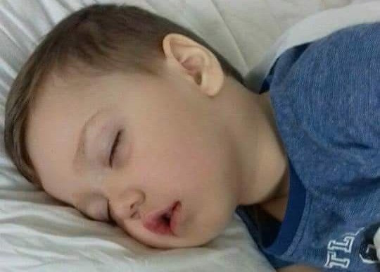 La 3 ani suferă de leucemie, iar tratamentul său nu se mai găsește în România. Orice ajutor contează pentru viața lui David