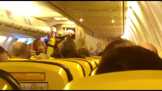 Incident într-o cursă Ryan Air Berlin-Bucureşti. Pompierii au urcat la bord