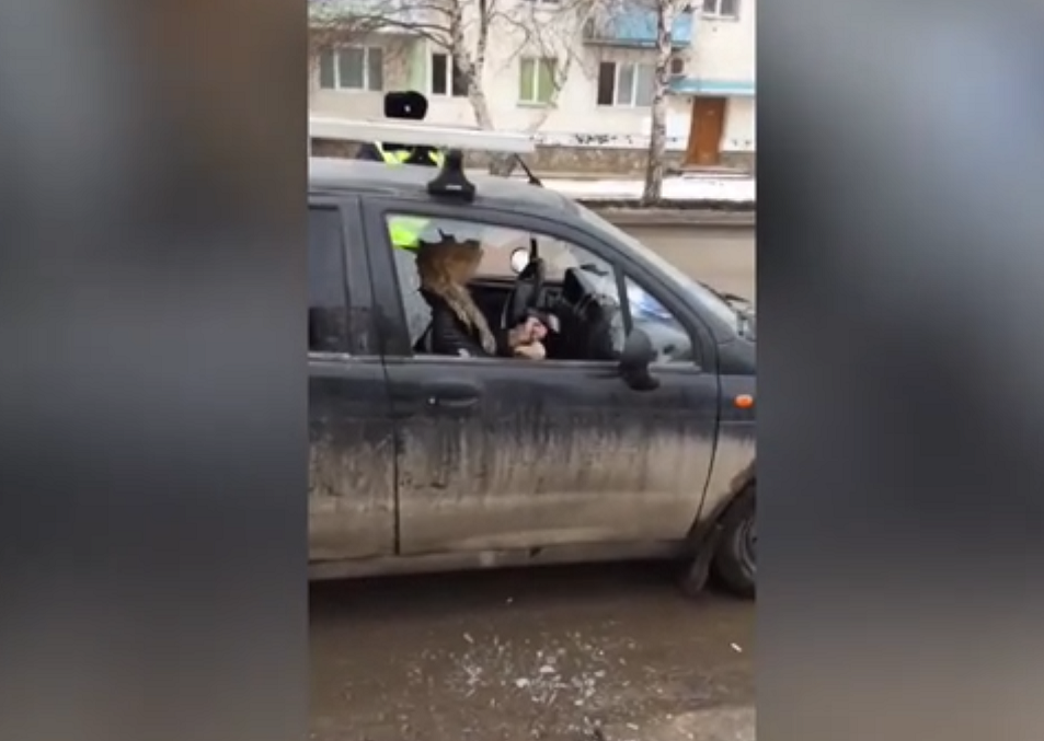 O şoferiţă beată şi-a distrus maşina cu toporul după ce a oprit-o poliţia