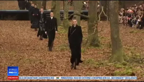 La început de primăvară, Casa Chanel și-a trimis modelele să defileze pe potecile unei păduri tomnatice