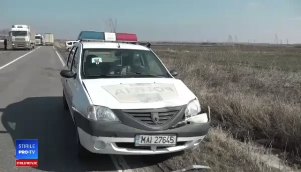 O roată de TIR s-a desprins şi a avariat o maşină de poliţie, în Buzău