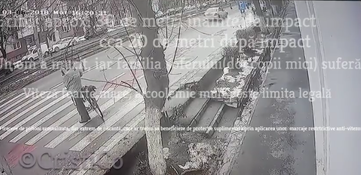 Momentul în care un biciclist e spulberat pe trecere de un polițist beat