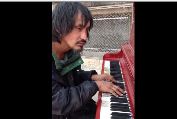 Povestea tristă a cerşetorului care a ajuns în toată presa internaţională. VIDEO