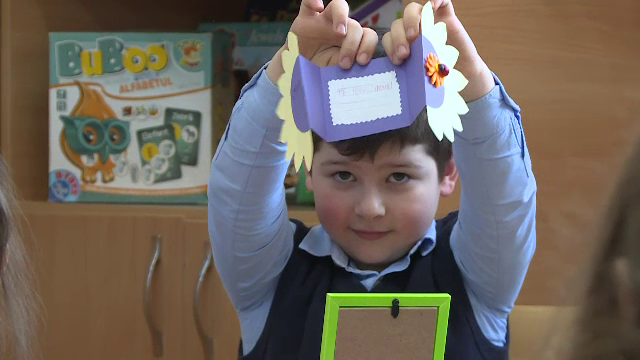 Felicitări și surprize pregătite de copii pentru mame, la școală, de 8 Martie