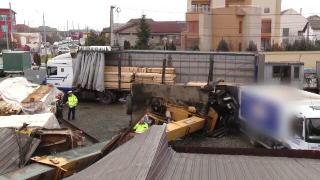 Macara prăbuşită peste un service auto, în Timiş. Pagubele sunt însemnate