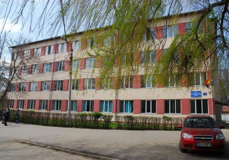 Elevă agresată de un grup de colegi în faţa Liceului sportiv din Oradea