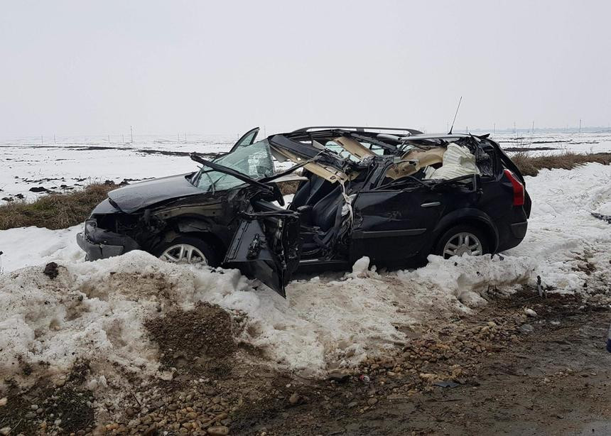 Accident cu un mort şi 2 răniţi, pe o şosea din Olt