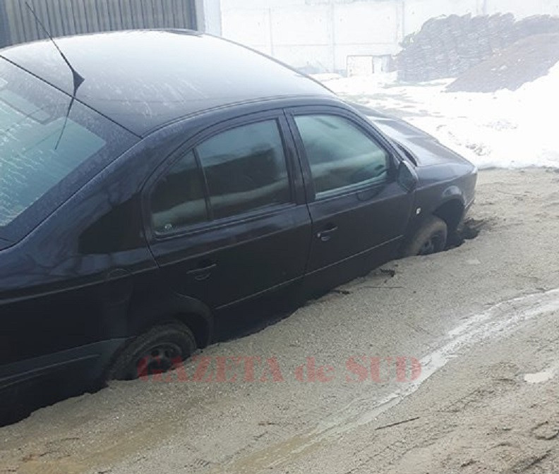 Maşină înghiţită de asfalt, în Dolj. "De dimineaţă am găsit-o în groapă"