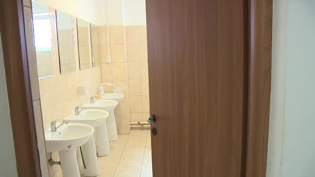 Elevă, găsită inconștientă în baia unui liceu. Ar fi vrut să se sinucidă