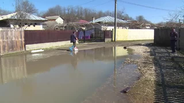 Sat din Dâmboviţa sub ape, din cauza scurgerii proiectată greşit. Oamenii îşi duc copii în spate la şcoală