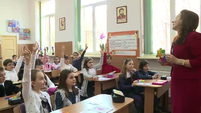 Cei mici au pregătit surprize de 8 Martie la şcoală. "Mama să trăiască 1000 de ani"