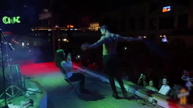 8 Martie cu petreceri de firmă şi striptease. De unde primesc cadouri doamnele singure