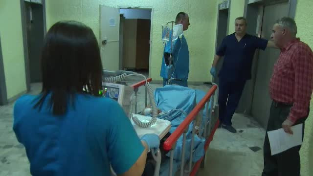 Bărbat care şi-a înjunghiat soţia, luat cu ambulanţa în locul ei. "Era mai grav"