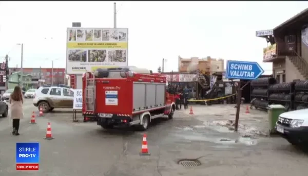 Macara prăbuşită peste un service auto, în Timiş. Pagubele sunt însemnate