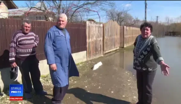 Sat din Dâmboviţa sub ape, din cauza scurgerii proiectată greşit. Oamenii îşi duc copii în spate la şcoală
