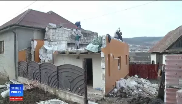 Toată comuna a sărit să-i ajute, după ce au rămas pe drumuri. Drama unei familii din Cluj