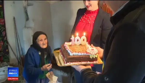 O bătrână de 100 de ani din Gorj nu a fost niciodată internată în spital. Îi mai dăm ceai