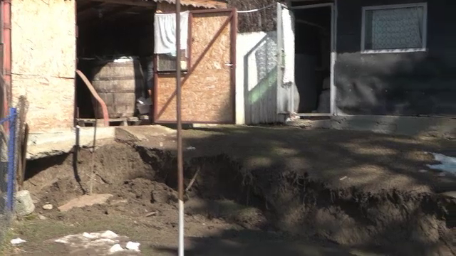 Familii evacuate după alunecările de teren din Boldeşti-Scăieni. Statul le va acorda ajutor financiar