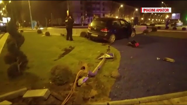 A rupt un semafor și a intrat într-o fântână. Manevra neinspirată a unui șofer