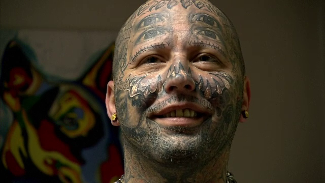 Un sloven a cheltuit 60.000 pentru a-și acoperi corpul cu tatuaje. Problema lui Simon
