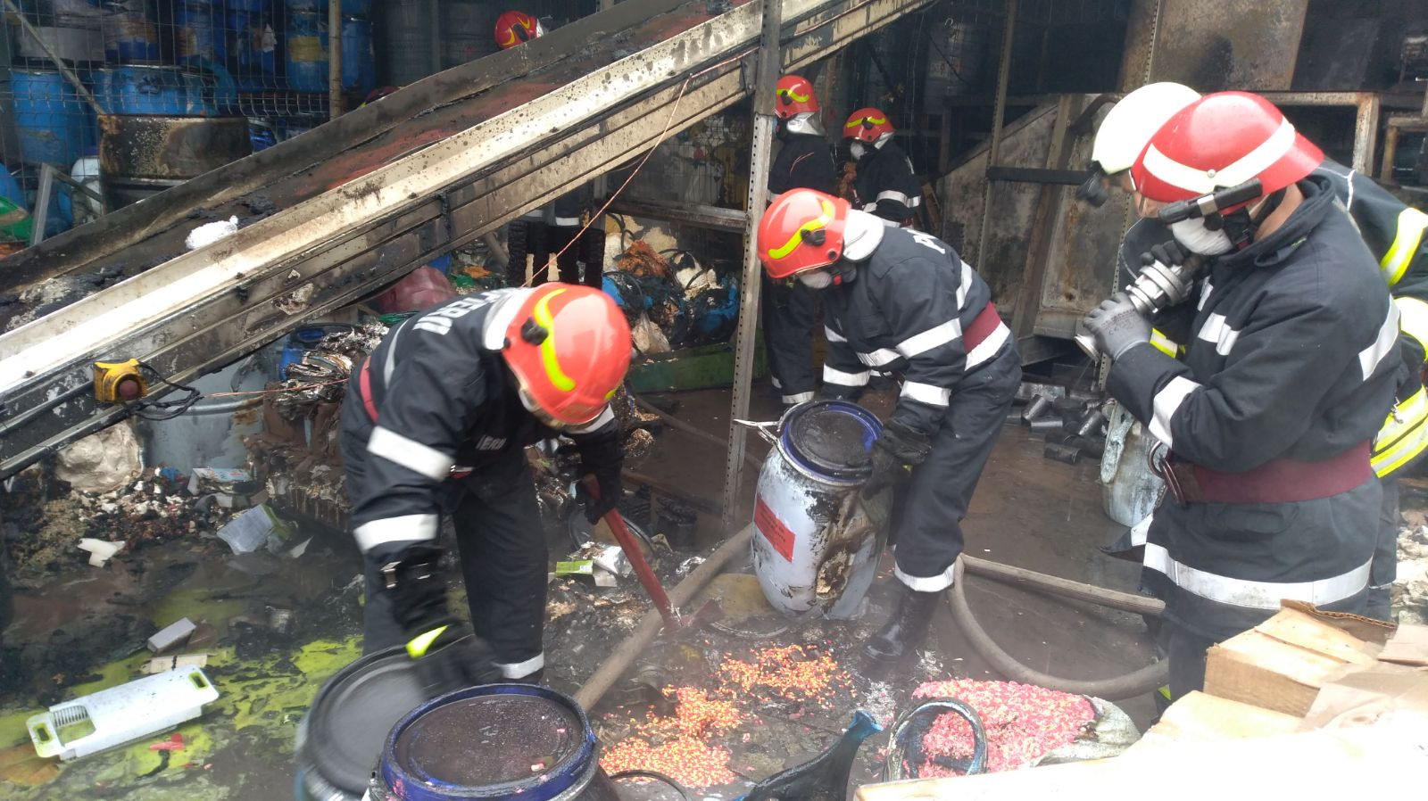 Incendiu la o hală aflată în apropierea gropii de gunoi Rudeni