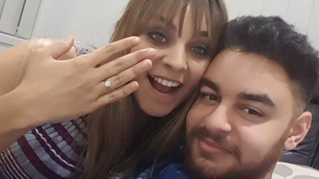 Pasionat de fotografie, s-a oprit să pozeze Podul Harbour, la apus. Detaliul din imagine e de poveste