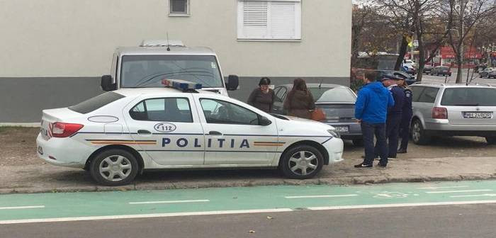 Poliţist acuzat că şi-a lovit iubita, după ce i-a blocat maşina pe o stradă, în Timiş