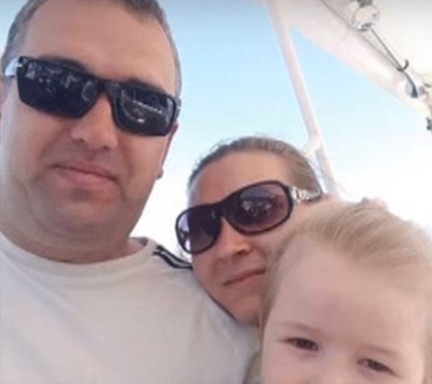 O fetiță de patru ani a fost înecată, după ce părinții ei au fost împușcați mortal