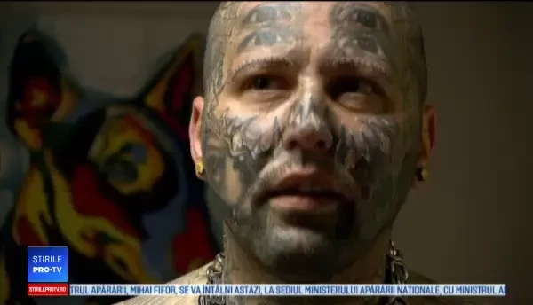 Un sloven a cheltuit 60.000 pentru a-și acoperi corpul cu tatuaje. Problema lui Simon