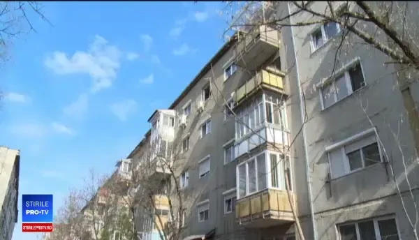 Uşa unei garsoniere, smulsă din perete de o explozie. Locatarul, în stare critică