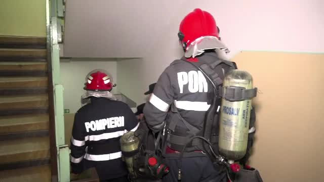 Incendiu la etajul 8 al unui bloc din Capitală