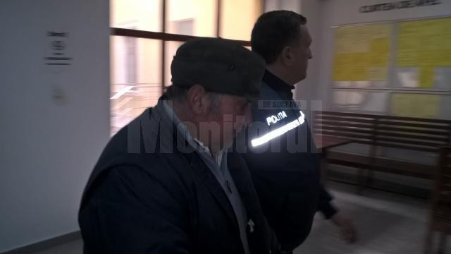 Un bărbat din judeţul Suceava şi-a stropit tatăl cu benzină şi i-a dat foc