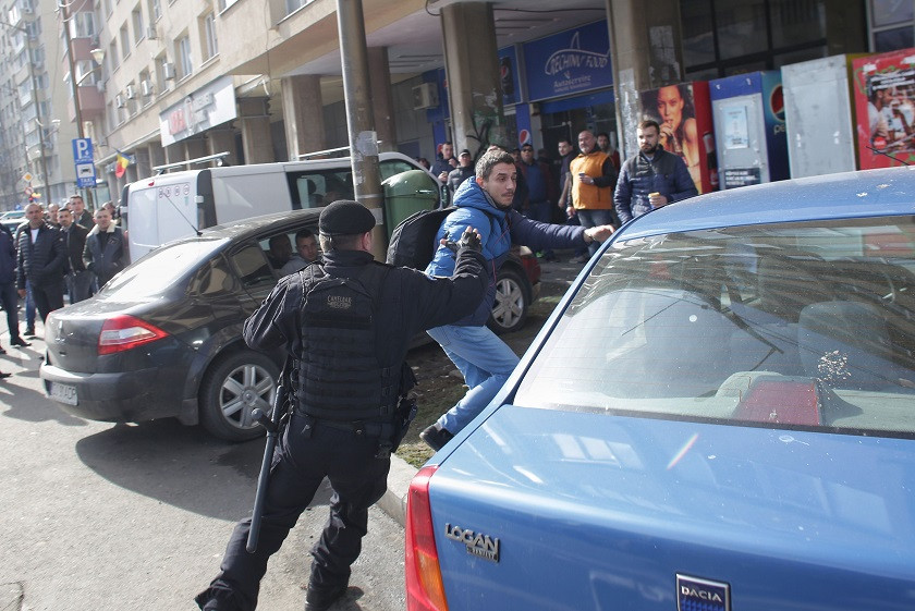 Protestatari la Congresul PSD, ridicaţi de jandarmi