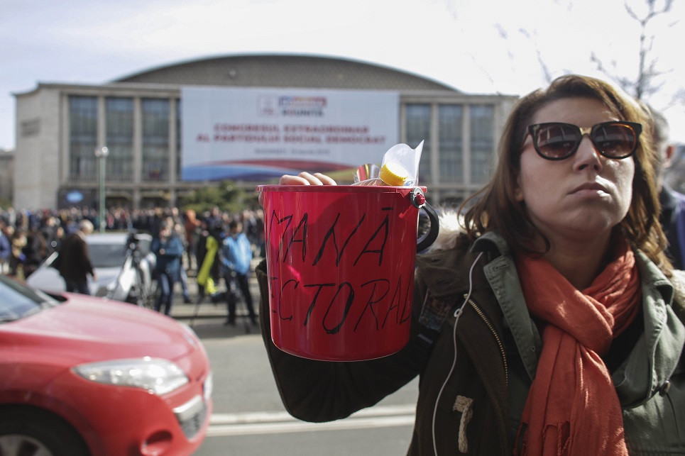 Proteste cu eugenii, ulei şi găleţi electorale, la congresul PSD