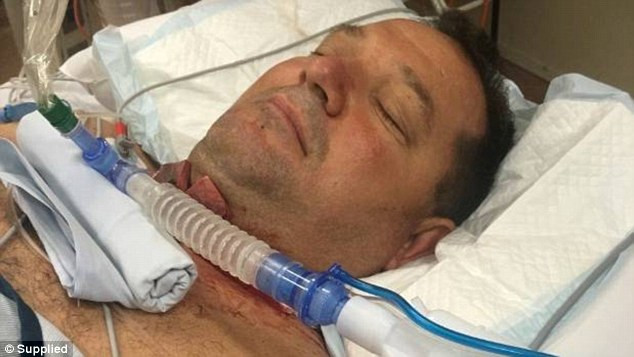 O femeie l-a tăiat la gât pe iubitul ei, cu un cuțit, pentru a îi salva viața