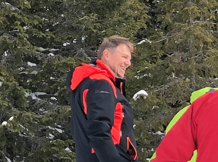 Președintele Iohannis, surprins zâmbitor pe o pârtie de schi din Munții Șureanu
