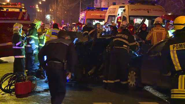 2 mașini, lovite de o a treia când așteptau la semafor. O persoană a murit, două sunt grav rănite