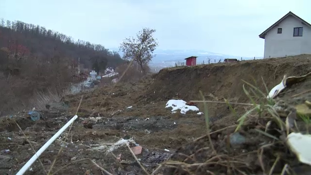 Localnicii unui sat din Bistrița, în pericol de evacuare, din cauza unei alunecări de teren