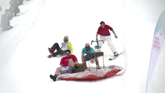 Concurs de alunecat pe zăpadă şi apă, la Păltiniş. O echipă a venit cu "grătarul plutitor"