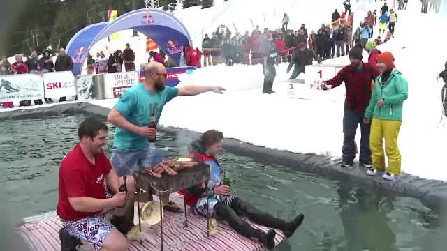 Concurs de alunecat pe zăpadă şi apă, la Păltiniş. O echipă a venit cu gratarul plutitor