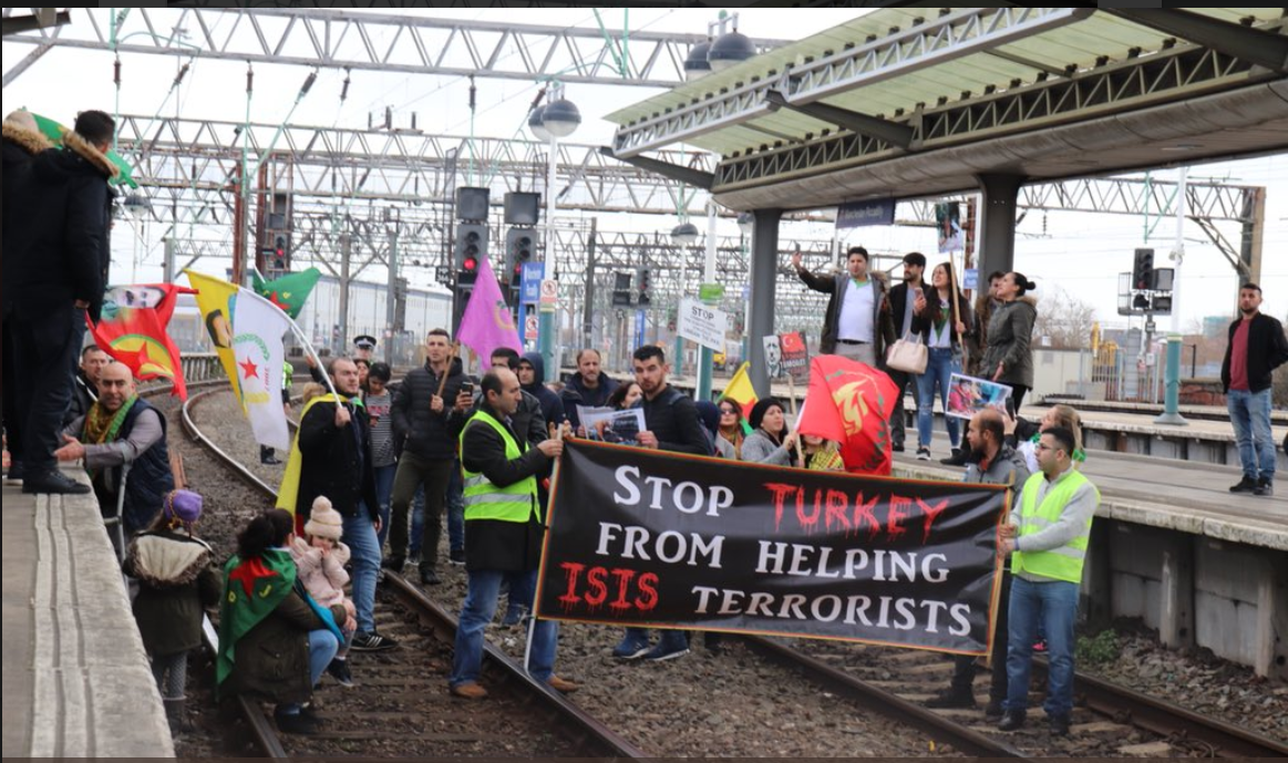 Stația Manchester Piccadilly, blocată. Oamenii au protestat pe șinele de tren