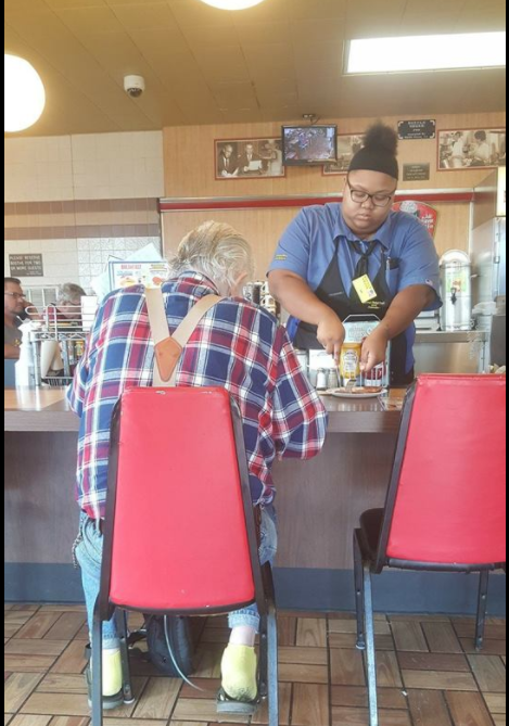 Gestul de compasiune al unei chelnerițe pentru un bătrân neajutorat, răsplătit cu o bursă de studii