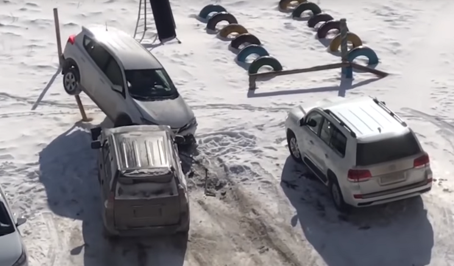 Un şofer rus beat a făcut dezastru în parcare. Ce explicaţie a oferit. VIDEO