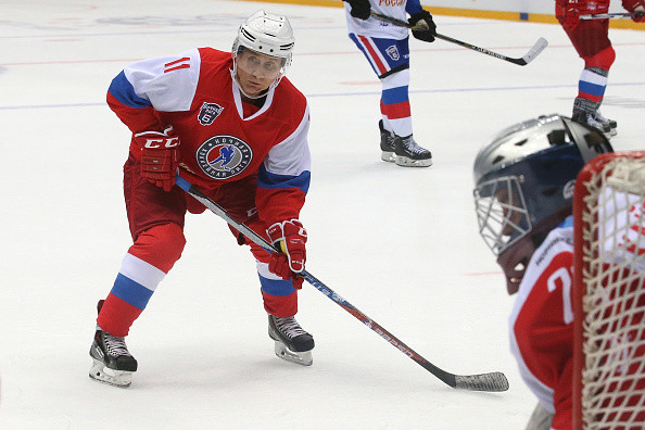 Motivul pentru care Vladimir Putin nu este atacat niciodată când joacă hochei