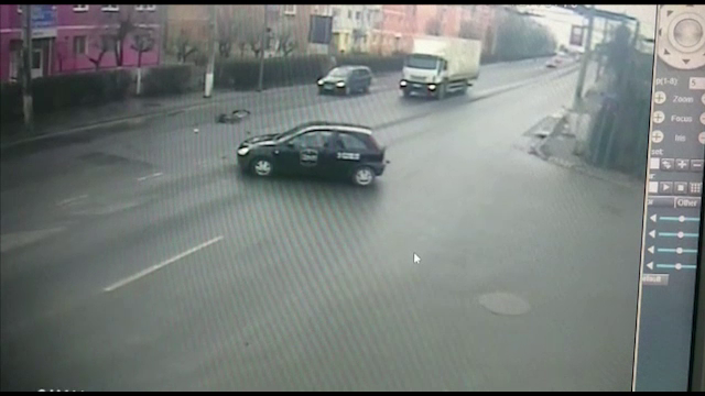 Momentul în care un biciclist beat este lovit în plin de o mașină