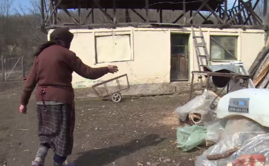 Un bărbat din Dâmbovița s-a rănit grav în timp ce tăia lemne cu gaterul, în curte