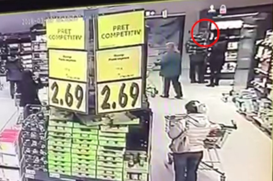 Kaufland România susține că șoarecele din Arad a fost plasat de clientul care l-a și filmat. VIDEO