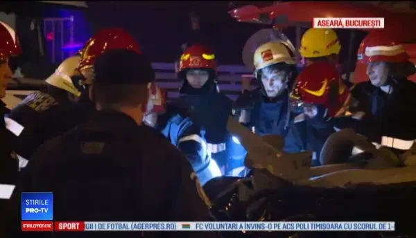 2 mașini, lovite de o a treia când așteptau la semafor. O persoană a murit, două sunt grav rănite