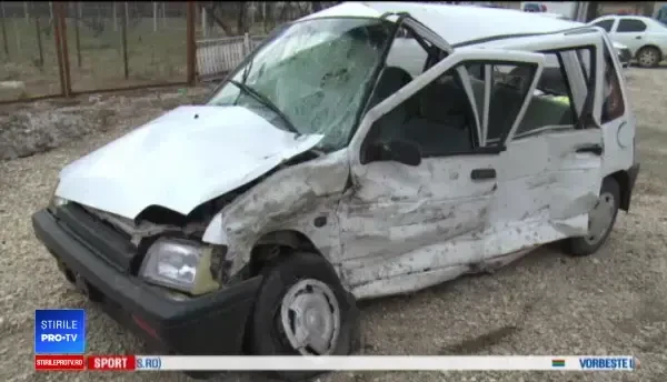 Un șofer de 78 de ani a murit, după ce a întors pe linie continuă