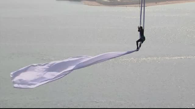 Acrobaţie uluitoare, în Grecia. De ce a dansat o tânără atârnată de podul Patras